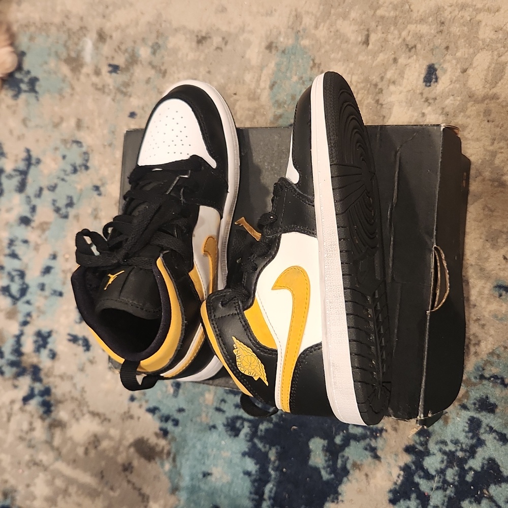 Air Jordan Retro 1 "Black University Gold" size 13c